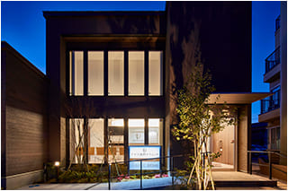 柏市のアマリ歯科クリニックの夜の外観